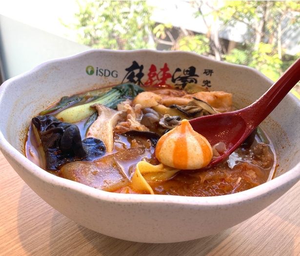 具材や薬味の種類も増え続けるなど常にブラッシュアップ。ちなみに今回は具材から麺を選び、一杯で3種類の麺を楽しんだ。替え玉もできる(全3種類、各+150円)