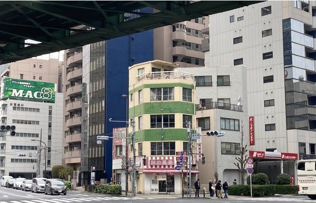 店は秋葉原駅から水道橋方面に向かった先。昌平橋交差点の通り沿いにある