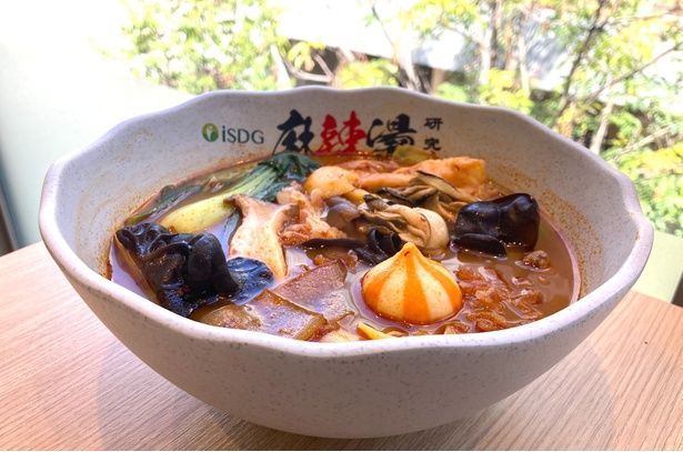 「麻辣燙」(写真は1656円)。基本の麺・スープが620円。選んだ具材や個別トッピングの追加、辛さ変更などによって値段が変わる