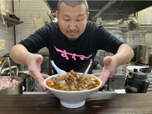 店主の鈴木信介さん。「やる気、元気、すず鬼」のコンセプトのもと、元気の出るラーメンを提供してくれる！
