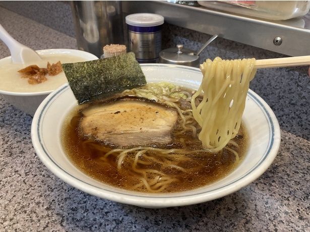 「ラーメン 小がゆセット」(1500円)。“小がゆ”ながら丼にヒタヒタに入れてくれるサービス精神の高さがうれしい