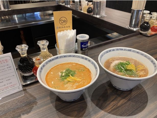 「朝麺(あさそば)」(醤油味880円、雲呑3個入り1280円※写真右)、「朝担々麺」(880円※写真左)