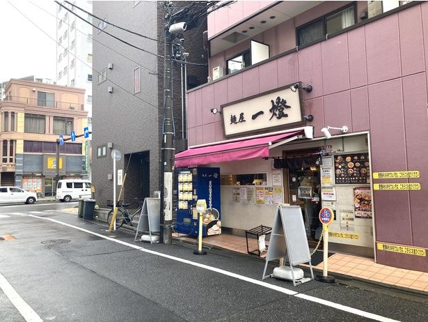 新小岩駅から徒歩2〜3分ほどの場所。並ぶ際は最初に食券を購入し、列に入る