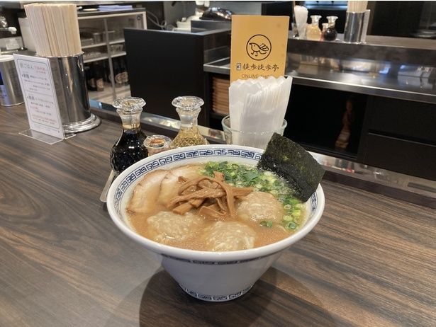 「雲呑麺」(醤油味1500円)。塩ダレであっさり仕上げた塩味も選べる