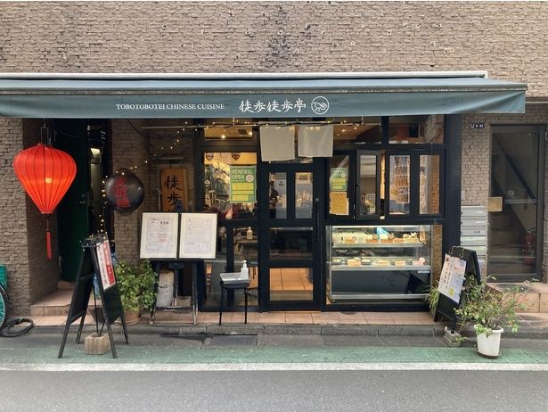 朝昼夜の3部営業。店頭ではテイクアウト商品を販売。炒飯や丼メニューなどの弁当系は近隣のビジネスマンに好評