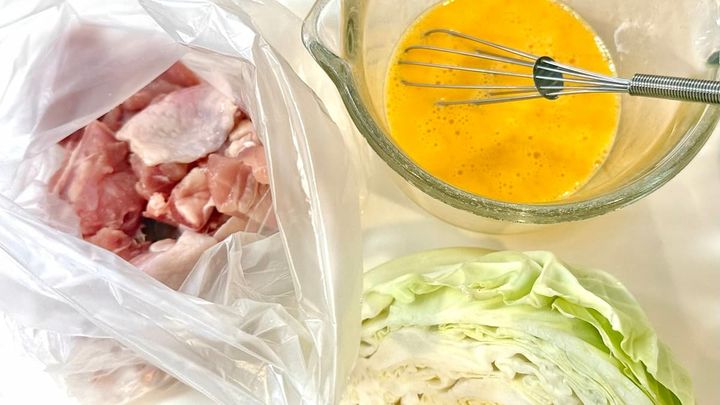 材料：鶏もも肉、溶き卵、春キャベツ