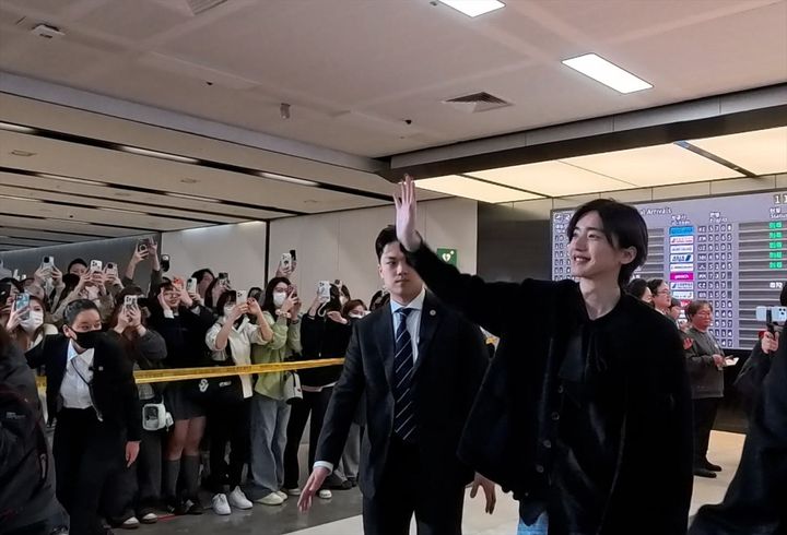 映画『君が最後に遺した歌』のプロモーションで韓国を訪れた道枝駿佑 空港の様子 （C）2026「君が最後に遺した歌」製作委員会 width=