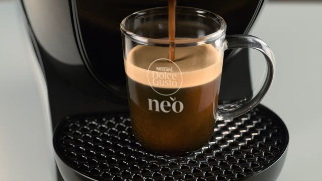 ネスカフェ ドルチェ グスト ネオでコーヒーが抽出されるシーン