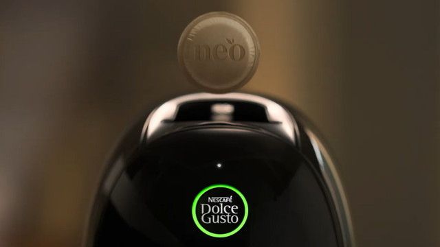ネスカフェ ドルチェ グスト ネオ 紙製コーヒーポッドをセットするシーン
