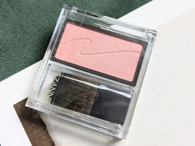 セザンヌ チークブラッシュ 06 フラワーコーラル 正面