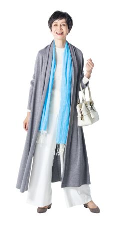 50代ファッションのお手本：ストールにアクセントカラーを