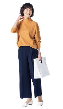 50代ファッションのお手本：カラフルなニットをプラス