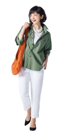 50代ファッションのお手本：バッグでオレンジをプラス