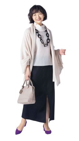 50代ファッションのお手本：パープルの靴で女性らしさアップ