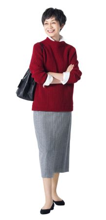 50代ファッションのお手本：白＆えんじ色で顔映りアップ