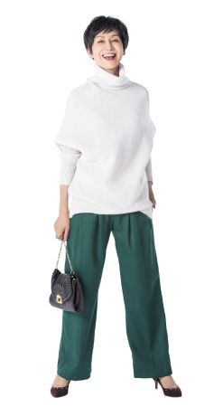 50代ファッションのお手本：存在感あるグリーンのパンツ