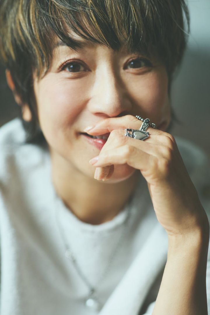 リング（中指）¥28,600、リング（人さし指）¥40,700、ネック ¥47,300／すべてジェム・キングダム（アッシュ・ペー・フランス）、ブラウス¥53,900／エブール（リトルリーグ インク）