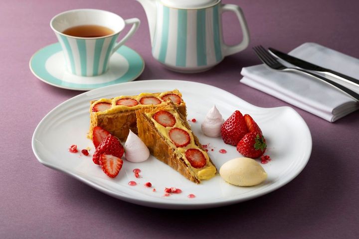 いちごミルフィーユ（数量限定）3100円。コーヒーまたは紅茶付き 4900円。いちごソーダ付き 5100円