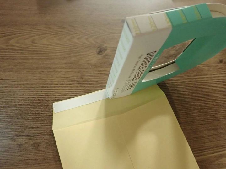 DAISO(ダイソー)：一般タイプ両面テープ テープカッター付10mm×16m