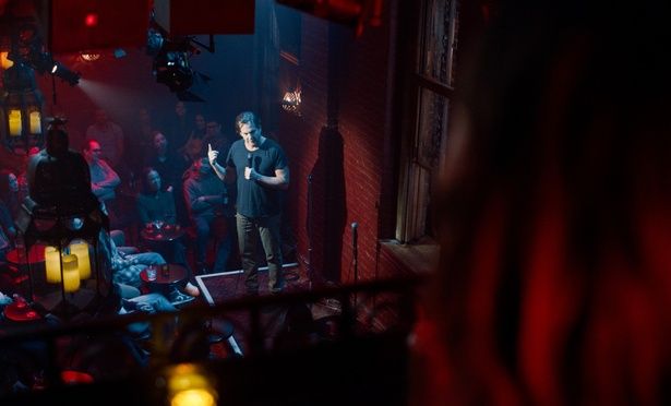 【写真を見る】20年連れ添ったテスと離婚し、人生の岐路に立たされたアレックスの運命とは [c]2026 Searchlight Pictures. All Rights Reserved.