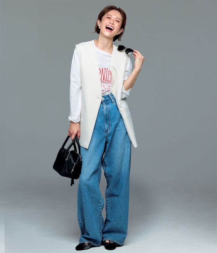 畑野ひろ子 デニムコーデ ジレ ロゴTシャツ