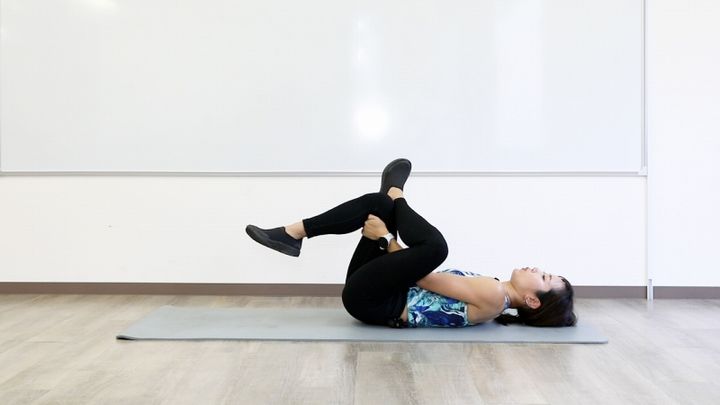 仰向け4の字ストレッチのやり方2 仰向けで、反対の膝を4の字にして抱え込む