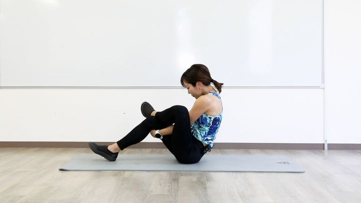 座り4の字ストレッチのやり方2 反対側の足も同様に組んで背中を曲げる