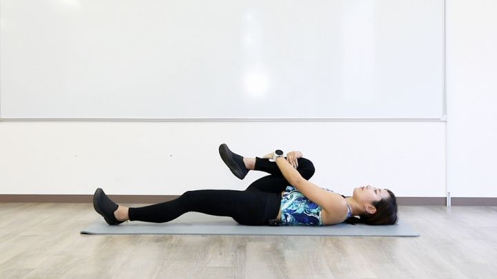 仰向け膝抱えストレッチのやり方1 仰向けで片方の膝を抱え込む