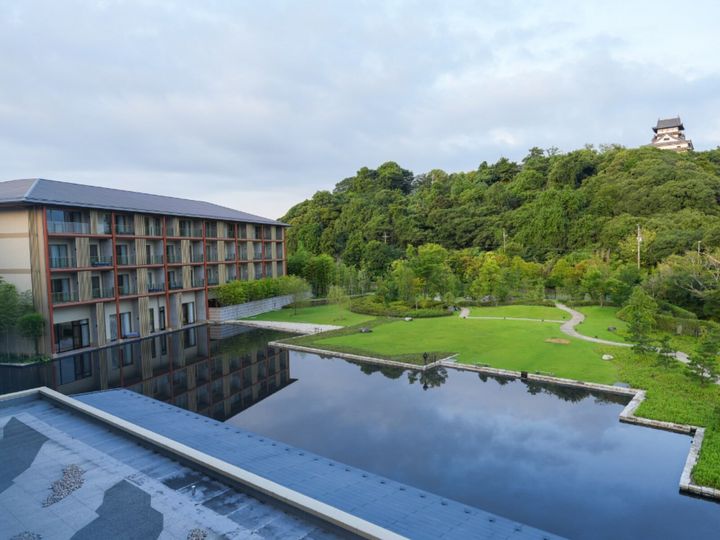 愛知県最北端、国宝犬山城の東側に位置する「犬山温泉」は、100％天然の美肌の湯として知られる温泉地です。肌がすべすべになると女性を中心に高い人気を誇ります。木曽川の清流と歴史遺産に囲まれたぜいたくなひとときを過ごせる場所として注目されています。