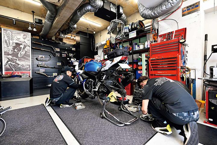 SP忠男はパーツメーカーだけではなく、ショップも展開。写真の「SP忠男 上野本店」ではマフラーの販売・取り付けはもちろん、メンテナンスやカスタマイズにも対応。中でも得意としているのはリプレイスタイヤ。取り扱うタイヤはスタッフがテスト済みで知識は豊富、装着タイヤについての相談も安心だ