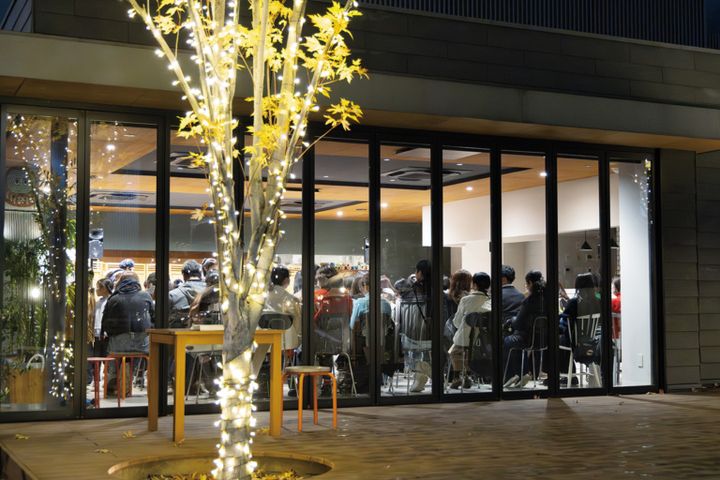 夜の遊歩道をひときわ明るく照らす、ライトアップされた会場