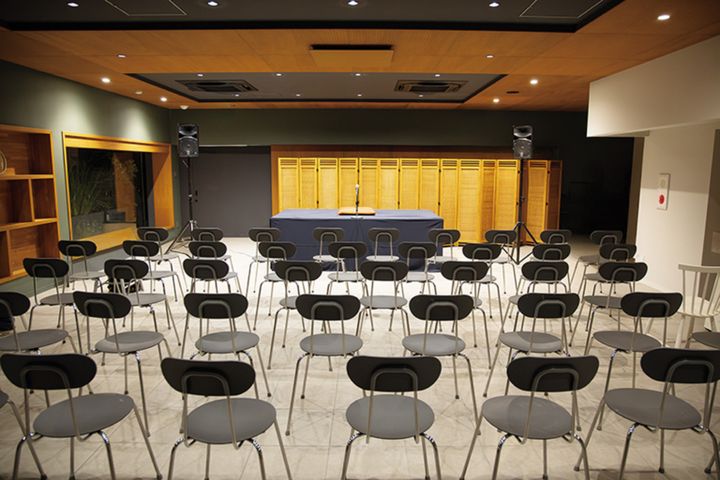 どの席からも高座が見えやすいよう椅子が配置されている