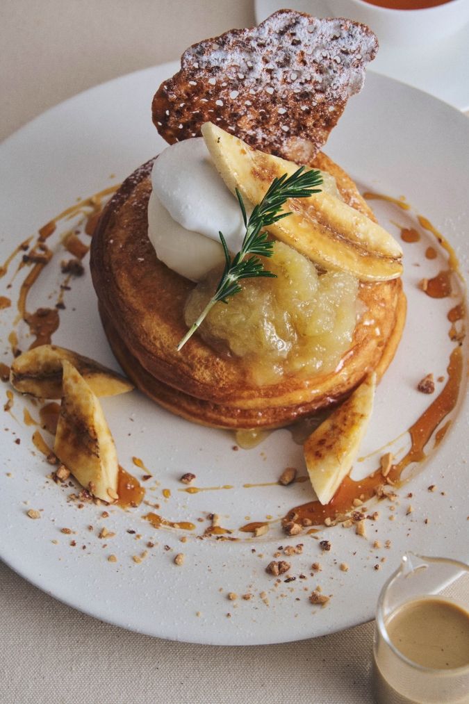 カフェ＆ブックス ビブリオテーク キャラメルバナナとバナナコンフィチュールのパンケーキ ほうじ茶カスタードソース