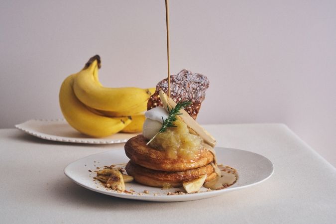 カフェ＆ブックス ビブリオテーク キャラメルバナナとバナナコンフィチュールのパンケーキ ほうじ茶カスタードソース