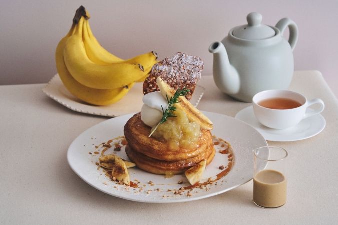 カフェ＆ブックス ビブリオテーク キャラメルバナナとバナナコンフィチュールのパンケーキ ほうじ茶カスタードソース