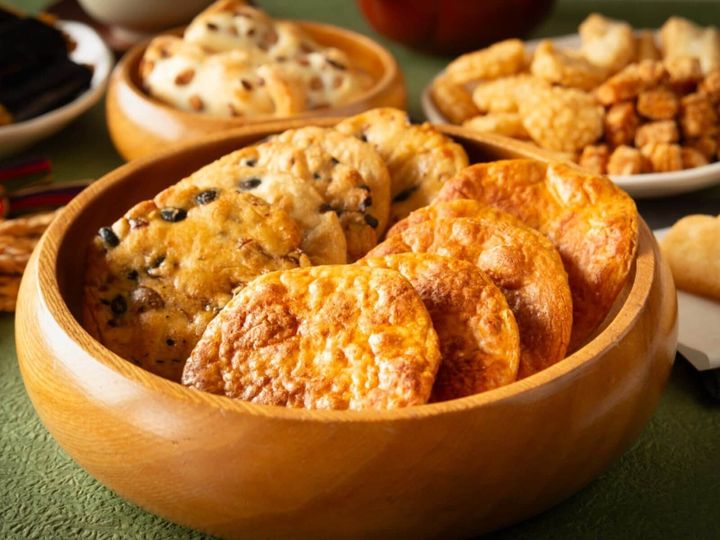 All About ニュース編集部が全国250人を対象に実施した「お土産に関するアンケート」の調査結果から、話のネタになりそうな「山形県のお土産」ランキングを発表！ 2位「からからせんべい（宇佐美煎餅店）」を抑えた1位は？※画像はイメージです