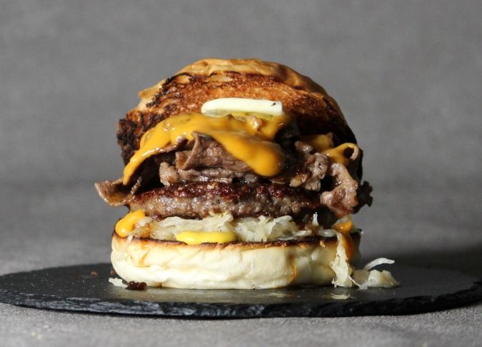 博多阪急「春の北海道物産大会」／【エッセンサッポロ】北海道バターと十勝チーズの肉1.5倍ステーキバーガー