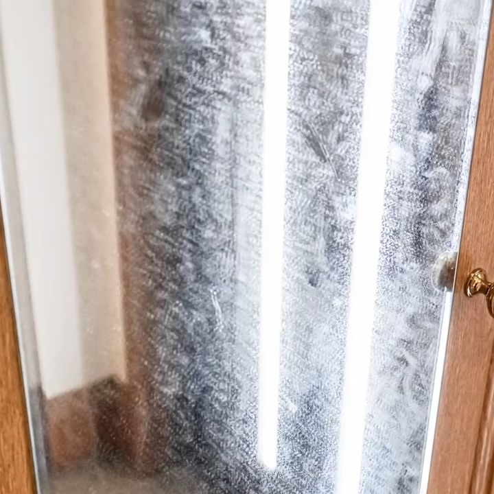 拭き跡を残さない！「玄関の鏡」に“べったりついた手アカ”を家にある洗剤でピカピカにする簡単掃除術