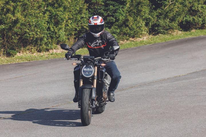 【ライテクの新常識】イン側ステップは踏まない！ブレーキ解放で「スッ」と曲がれる魔法のリズム