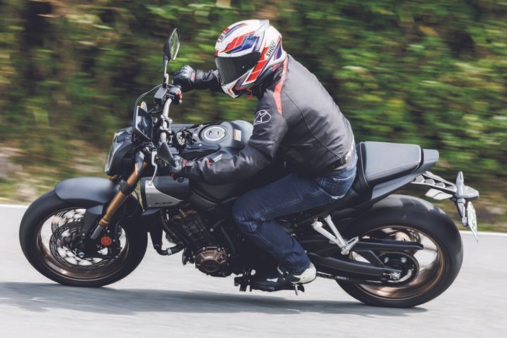 【ライテクの新常識】イン側ステップは踏まない！ブレーキ解放で「スッ」と曲がれる魔法のリズム