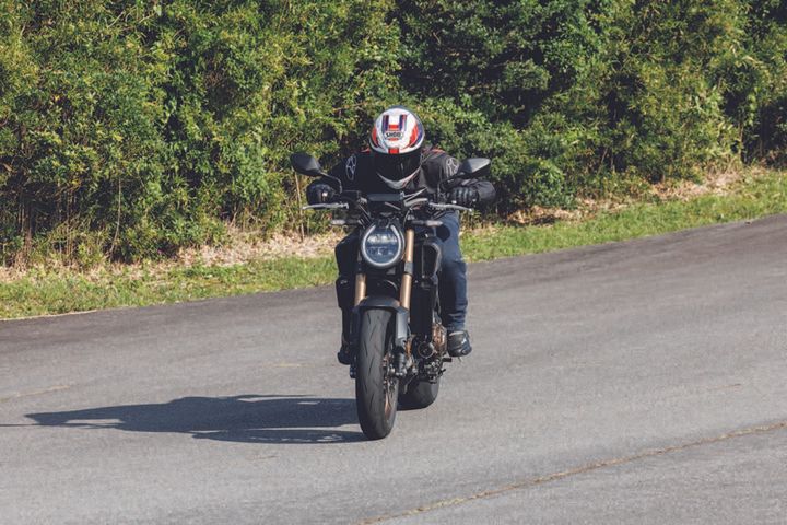 【ライテクの新常識】イン側ステップは踏まない！ブレーキ解放で「スッ」と曲がれる魔法のリズム