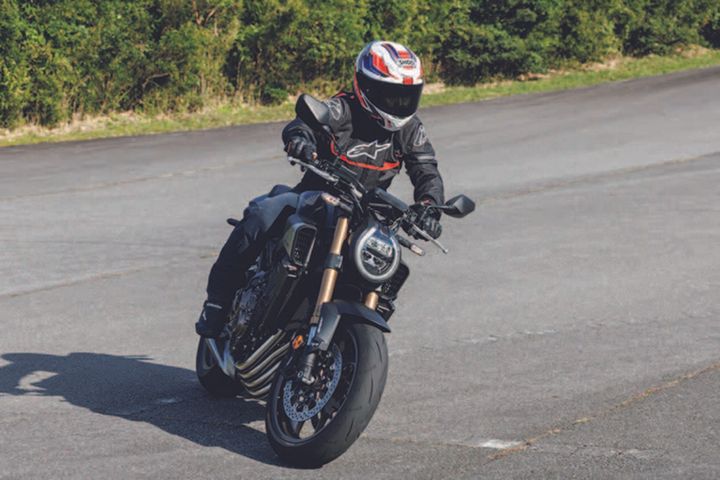 【ライテクの新常識】イン側ステップは踏まない！ブレーキ解放で「スッ」と曲がれる魔法のリズム