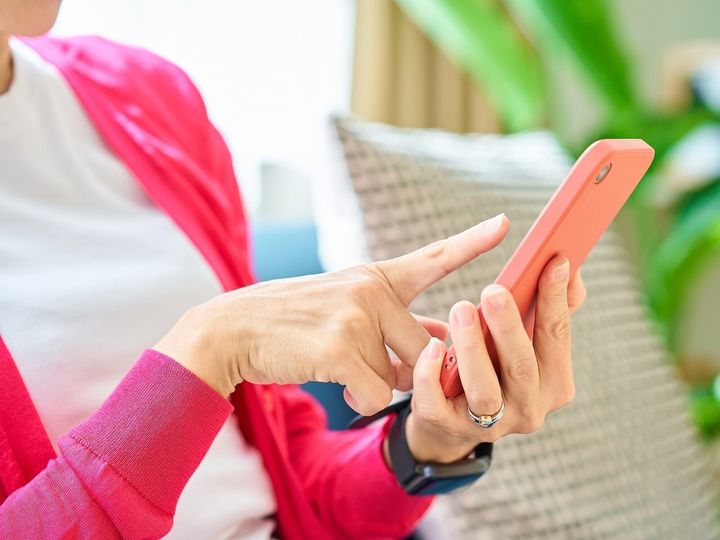 結婚生活十年以上のアラフィフ夫婦にとってのLINEは、もはや「業務連絡ツール」。若者カップルのように「気持ちを伝え合うツール」ではありません。これからも仲よくしたい夫婦のために、LINEを通じた関係の改善法を提案します。