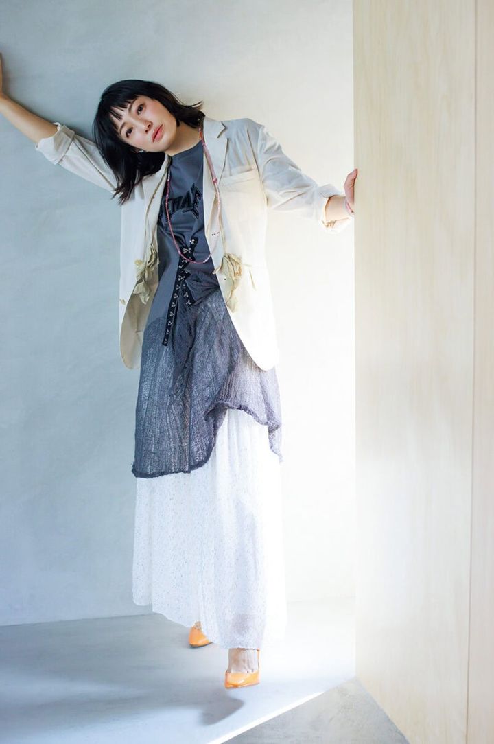 ジャケット￥97,900／ミラ ショーン バイ チカ キサダ（コロネット）、Tシャツ￥132,000／チカ キサダ、スカート￥130,900 ／ドゥロワー（ドゥロワー 青山店）、フローラルモチーフネックレス￥13,200／マージ（エスアンドティ）、ロングネックレス￥47,300 ／フローリアン、イヤカフ右耳￥9,900、ピンクのブレスレット￥34,100、ブルーのブレスレット￥36,300／すべてジェム・キングダム（すべてアッシュ・ペー・フランス）、シューズ￥59,400 ／ペリーコ（アマン）