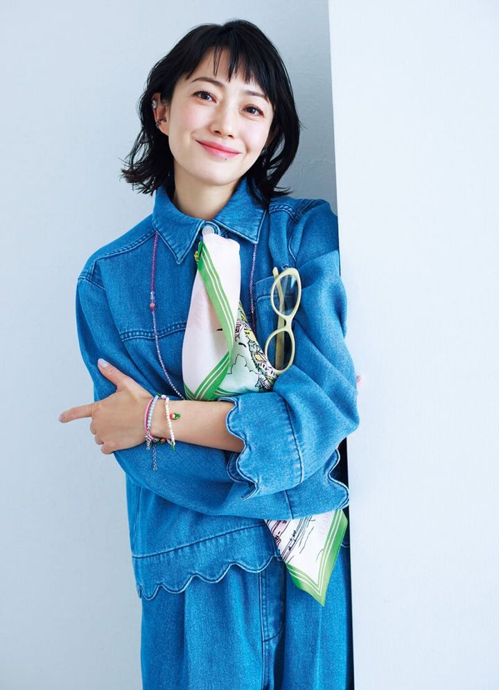 シャツ￥53,900、パンツ￥50,600／ともにステラ・ノヴァ、スカーフ￥19,800 ／マルフロイ ミリオン、イヤカフ右耳上￥9,900、右耳下￥9,900、左耳￥9,900、ピンクのブレスレット￥34,100、ブルーのブレスレット￥36,300／すべてジェム・キングダム、ネックレス￥47,300／フローリアン、パールのブレスレッ￥19,800 ／ナッシュ（すべてアッシュ・ペー・フランス）、サングラス￥34,400 ／ジェントルモンスター（エム）