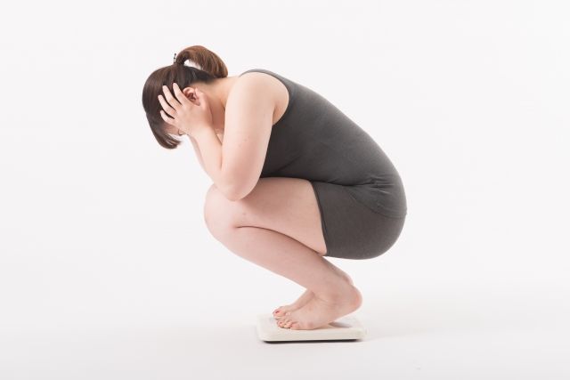 体重計に乗る女性