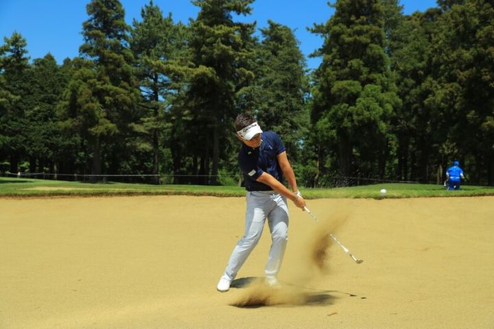 バンカーで距離があるときの寄せ方！ボールを右に置いてフォローを低く