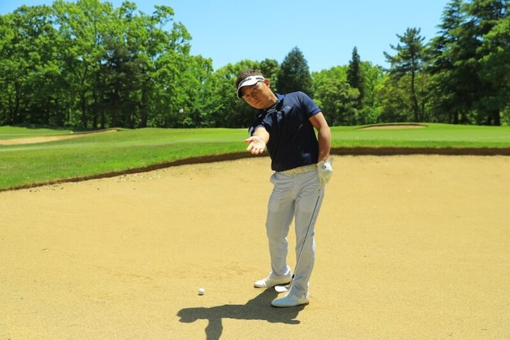 バンカーで距離があるときの寄せ方！ボールを右に置いてフォローを低く