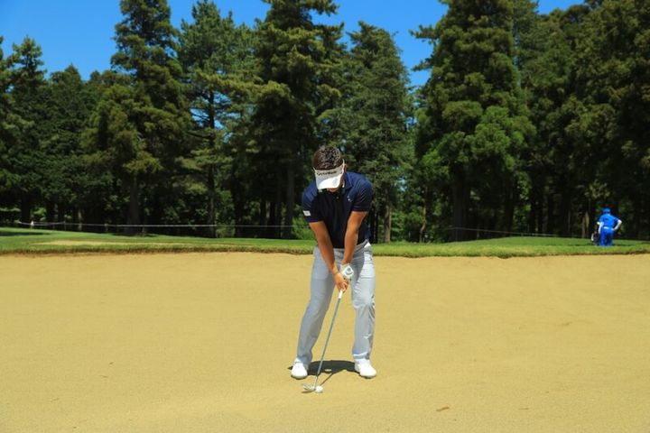 バンカーで距離があるときの寄せ方！ボールを右に置いてフォローを低く