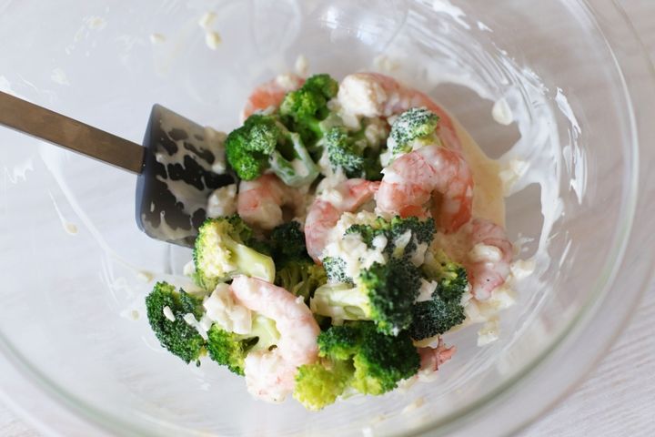 おもてなしにも！エビとブロッコリーの彩りバゲットサラダの作り方3